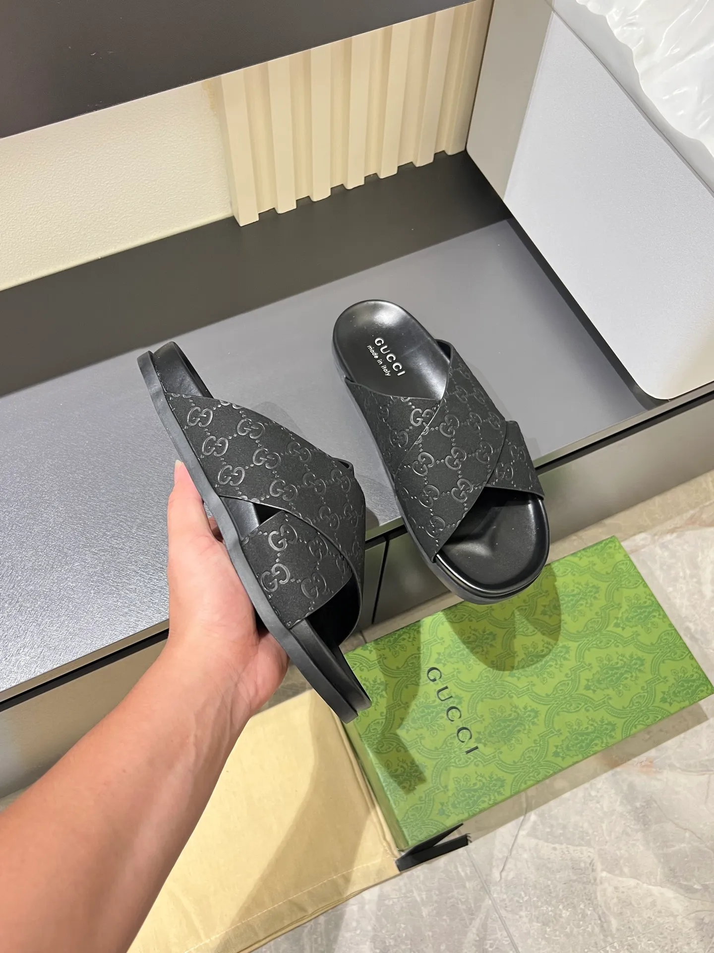 Men's Men's Shoes 💰p320 "GUCC＊" These slippers are made of GG polyester and feature a Gucci label on the front, adding a bold logo feel to the style. "Gucci Made in Italy" stamped label Rubber sole. Size 38-44